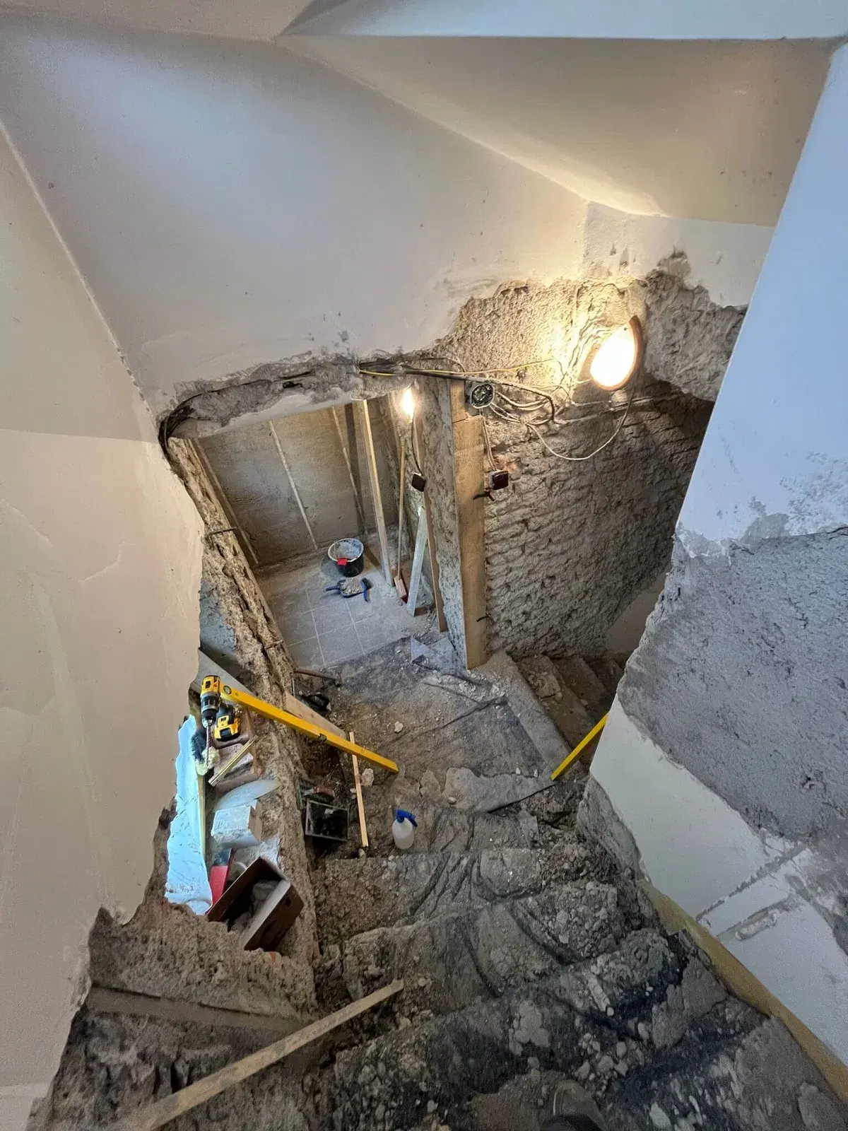 Odstranění vlhké a poškozené původní omítky až na cihlu.